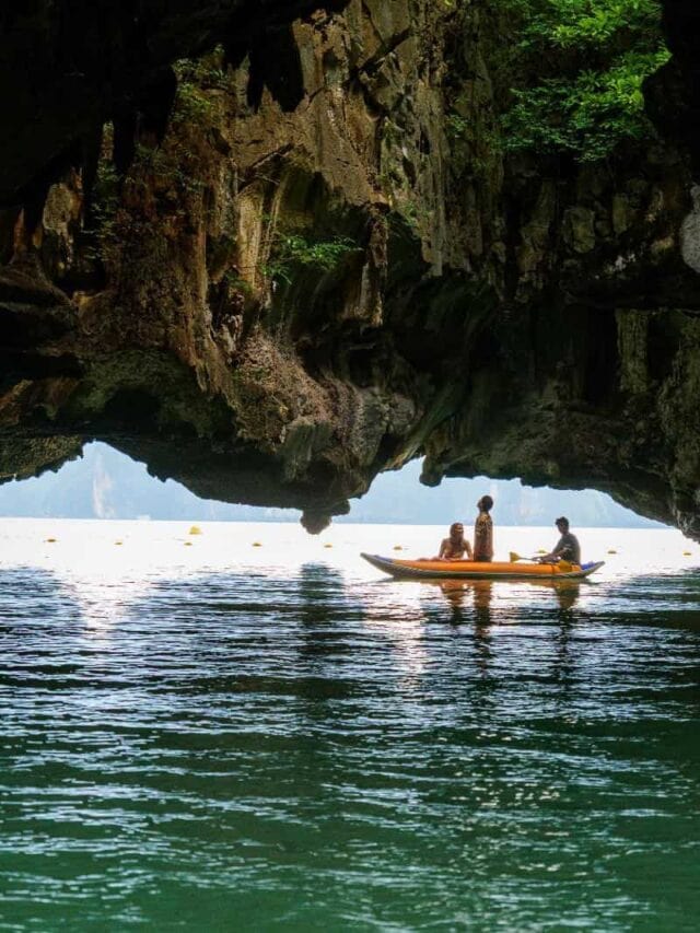 Caverna marítima em Phi Phi com vista para o mar e caiaque ao pôr do sol.