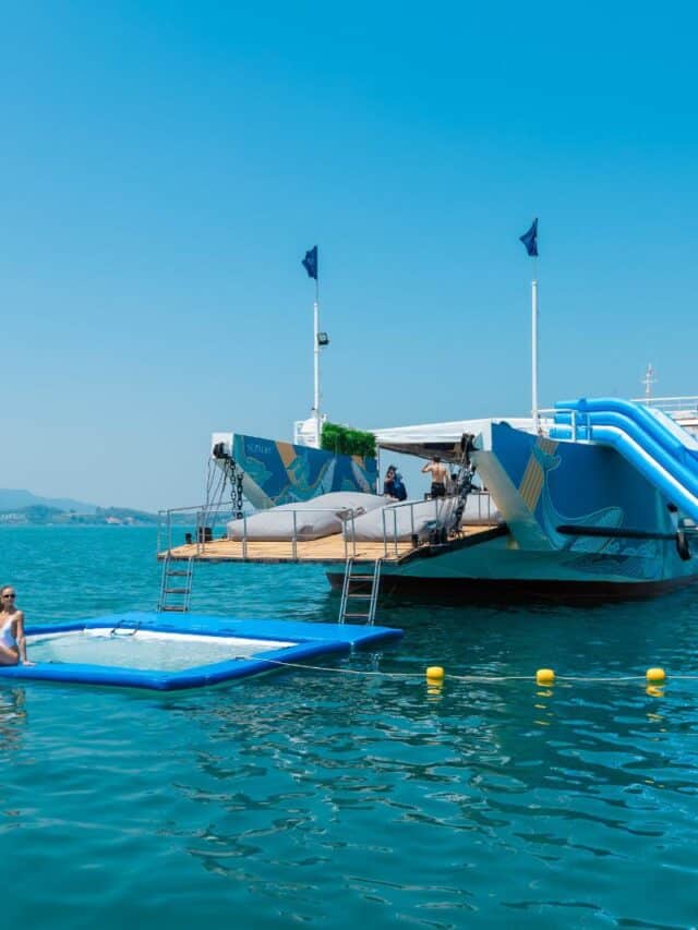 Barco com escorregador em Phi Phi Brazuca, ilha paradisíaca na Tailândia.