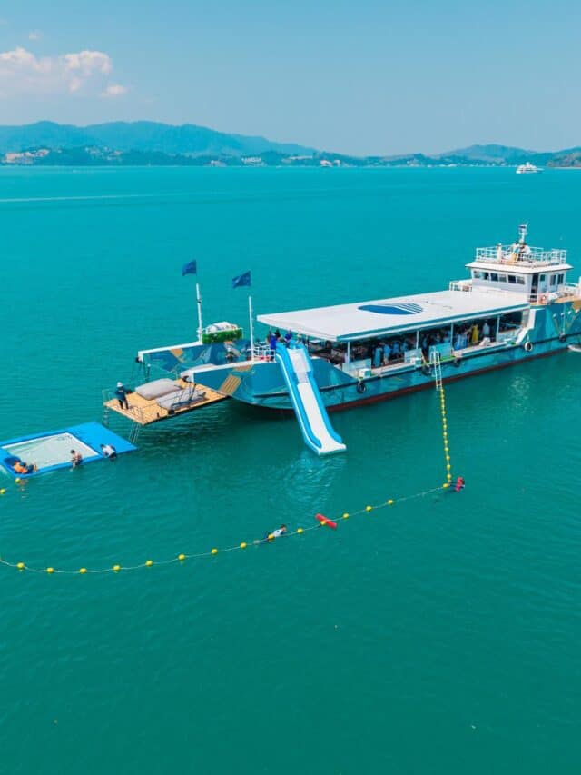 Barco de passeio em Phi Phi com escorregador e área de lazer na água.