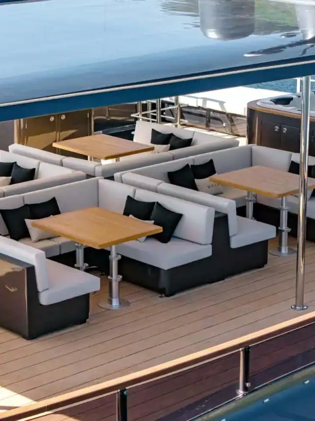 Luxo e conforto em espaço de lounge ao ar livre em barco de alto padrão.