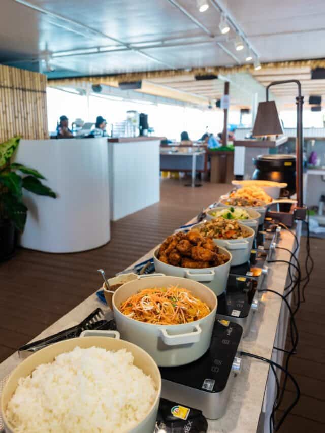 Alto padrão de buffet com pratos típicos brasileiros e opções internacionais.