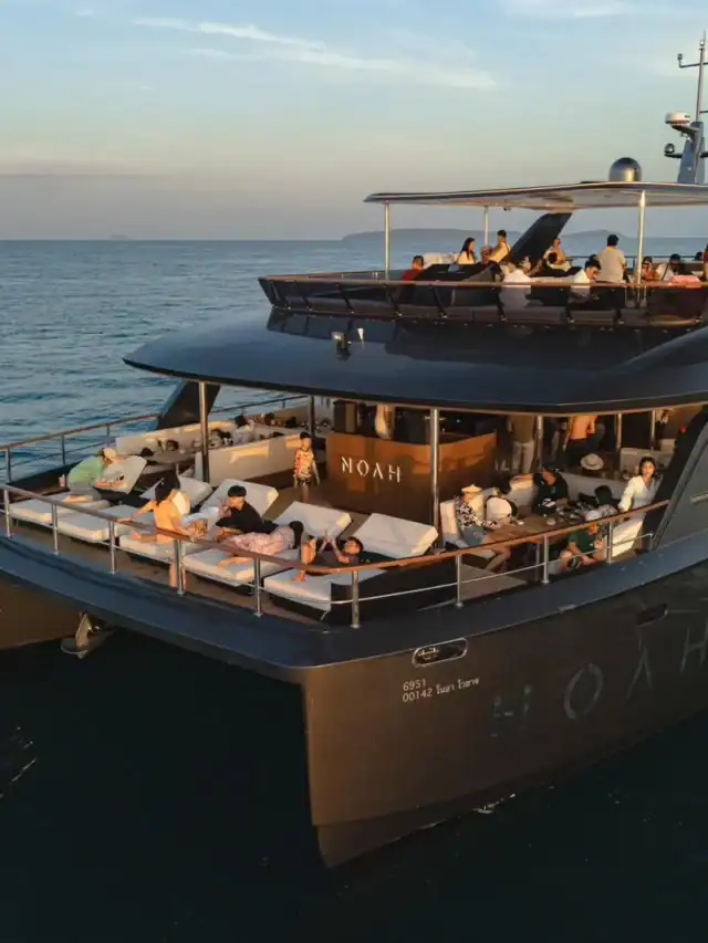 Barco de Luxo para um passeio saindo de Phuket para Phi Phi