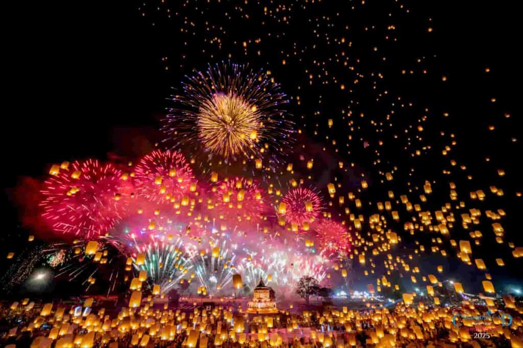Foguetes e lanternas iluminam o céu durante celebração na Tailândia.