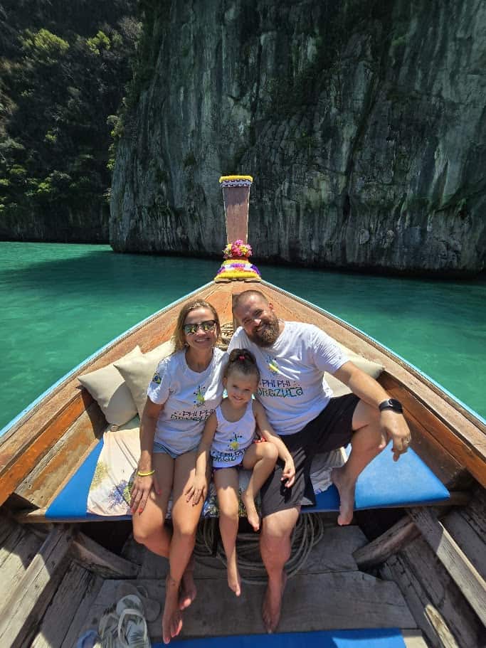 Turistas aproveitando passeio de barco em águas cristalinas.