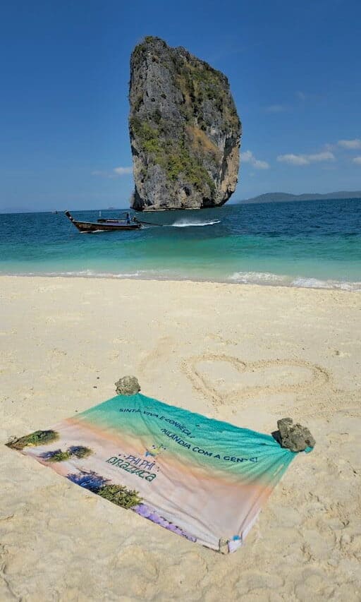 Pico de Maya Bay na Tailândia com mar cristalino e praia paradisíaca.