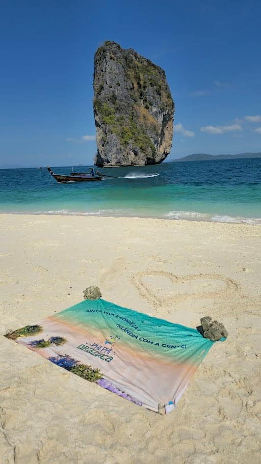 Pico de Maya Bay na Tailândia com mar cristalino e praia paradisíaca.