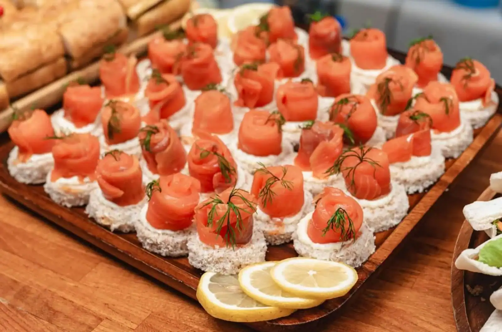 Comida no passeio de luxo para Coral e Racha