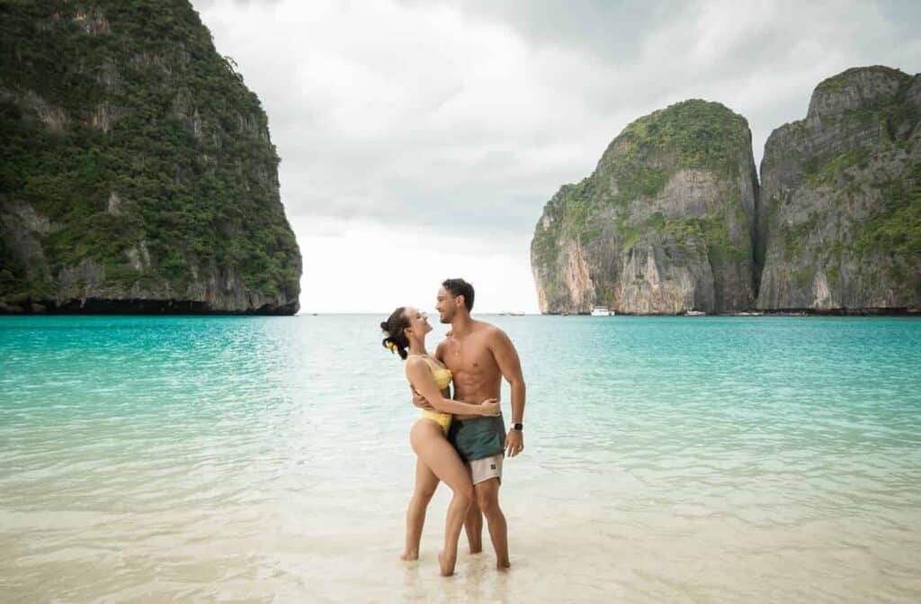 Viagem romântica em Phi Phi, Tailândia com praias paradisíacas e paisagens deslumbrantes.