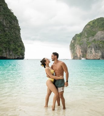 Imagem de casal na praia em Phi Phi Brazuca.