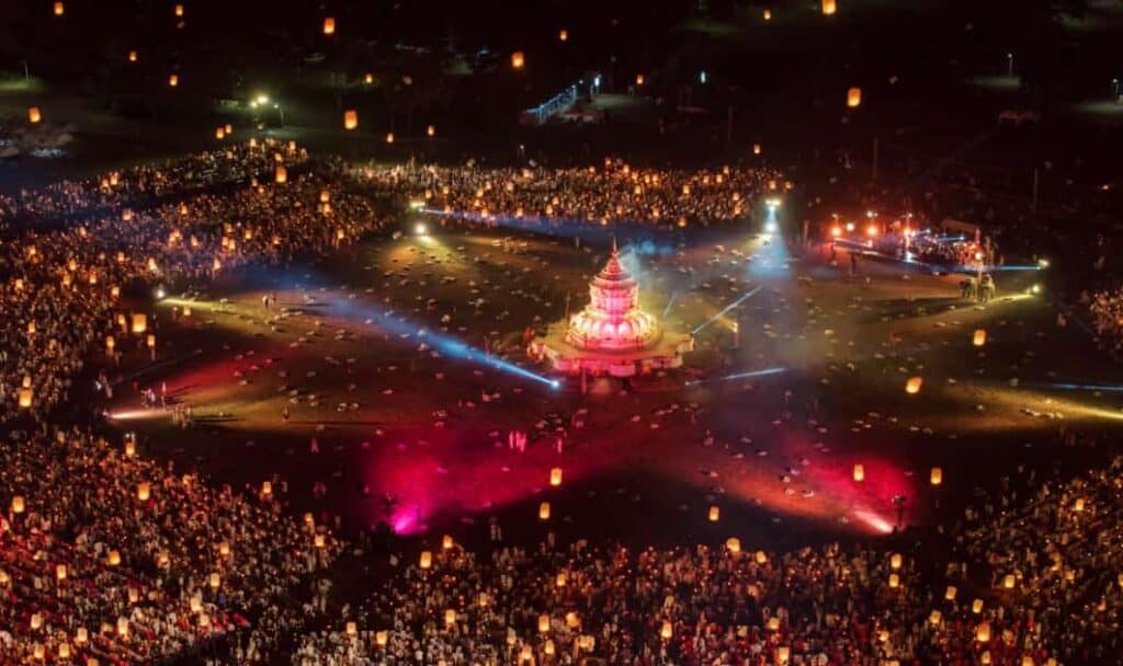 Lanternas de papel iluminadas em celebração de Réveillon na Tailândia, com milhares de lanternas no.