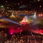 Lanternas de papel iluminadas em celebração de Réveillon na Tailândia, com milhares de lanternas no.