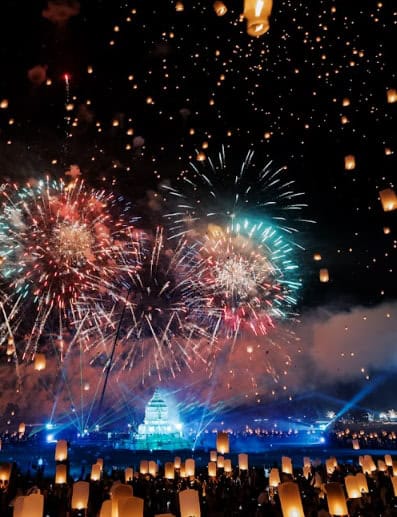 Foguetes e lanternas iluminam o céu durante o Réveillon em Phi Phi Brazuca, celebrando 15 noites de.