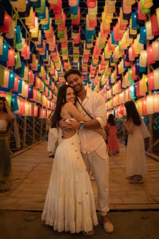 Imagem de casal sorridente em festival de lanternas em Phi Phi Brazuca.