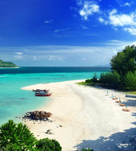 Praia em Koh Phi Phi, Tailândia com águas cristalinas, areia branca e ambiente relaxante.