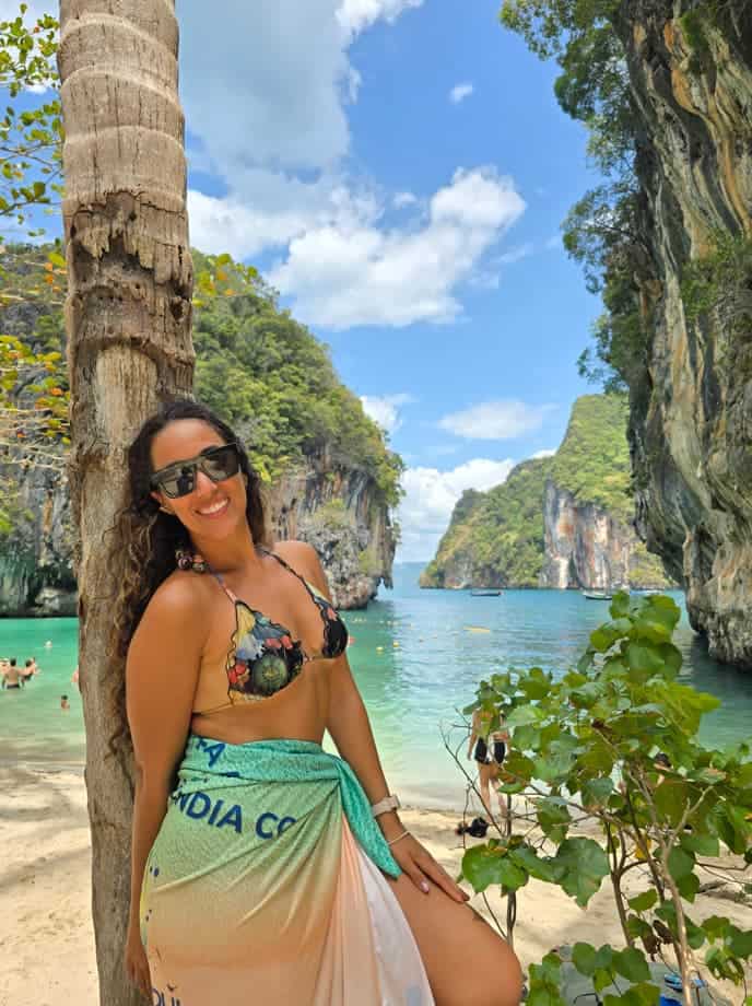 Praia de Phi Phi com águas cristalinas, vegetação tropical e falésias impressionantes ao fundo.