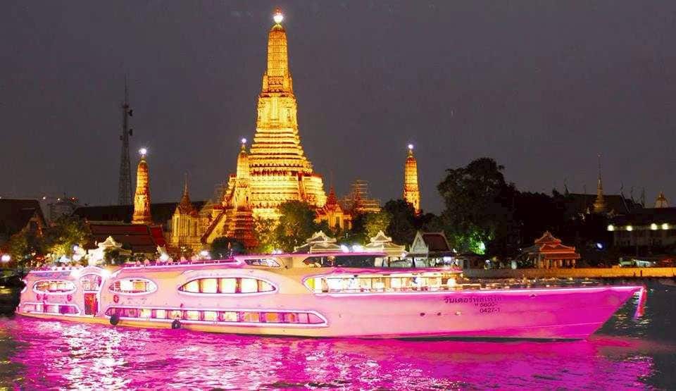 Cruzeiro iluminado no Rio Chao Phraya durante o Ano Novo.